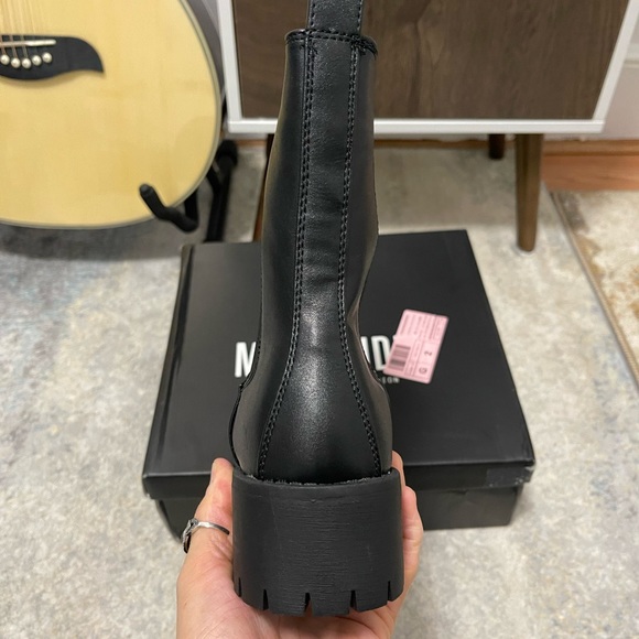 NIB Women’s Size 9 Cleated Sole Essential Chelsea Mid Ankle Boots Triple Black - Picture 9 of 14